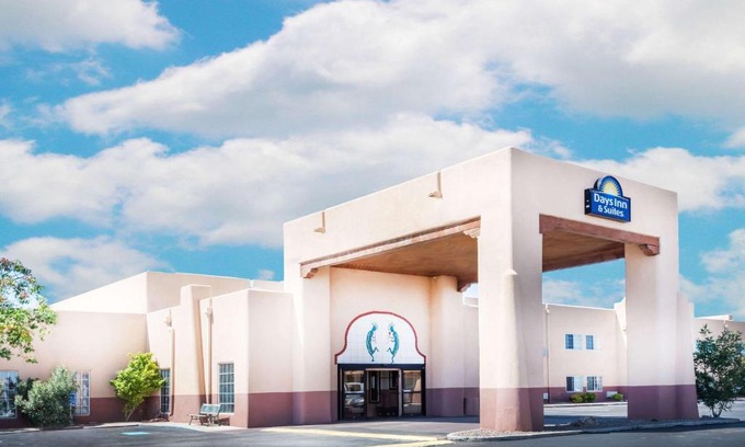 Lordsburg Hotel | Convenient Days Inn & Suites with Pool and Pet-Friendly Options