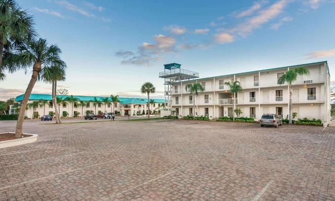 Taylor Creek Resort | Family-Friendly Days Inn & Suites with Ocean View Amenities
