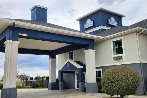 Thibodaux Hotel | Comfortable Days Inn & Suites in Thibodaux with Pool