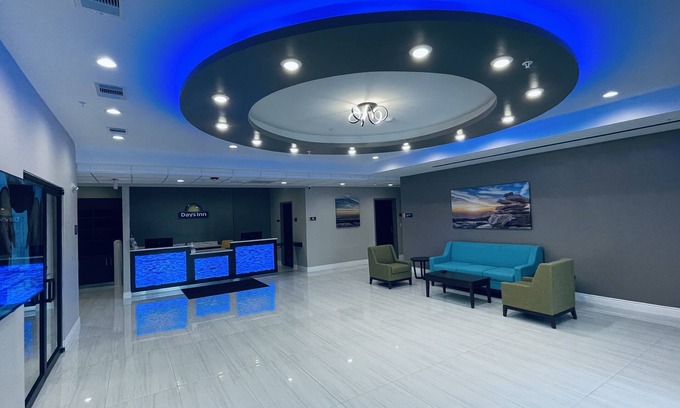 Tomball Hotel | Guest Rated Hotel with Pool & Spa in Greater Tomball