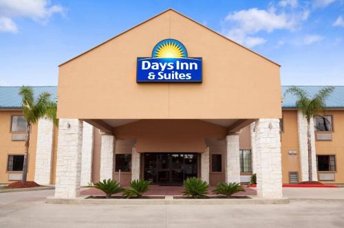 Conroe Hotel | Relax at Days Inn & Suites by Wyndham Conroe North