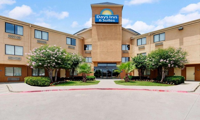 DeSoto Hotel | Convenient Days Inn & Suites by Wyndham DeSoto Awaits You