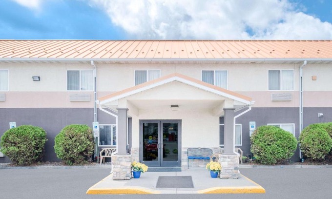 Fargo Hotel | Comfortable Days Inn & Suites Fargo with Pool and Hot Tub