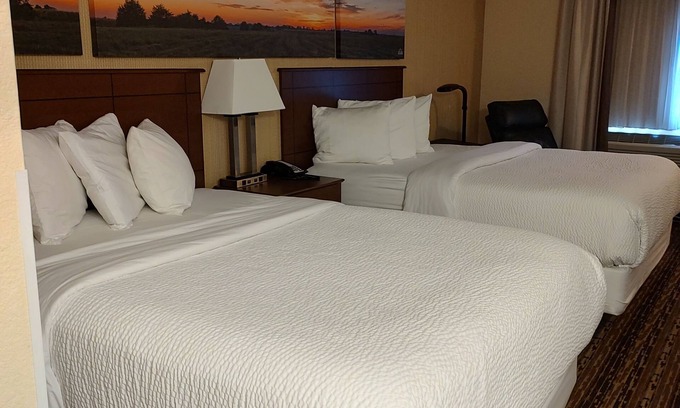 Fargo Hotel | Comfortable Days Inn & Suites Fargo with Pool and Breakfast