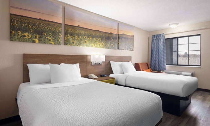Kokomo Hotel | Cozy Days Inn & Suites by Wyndham Kokomo with Breakfast