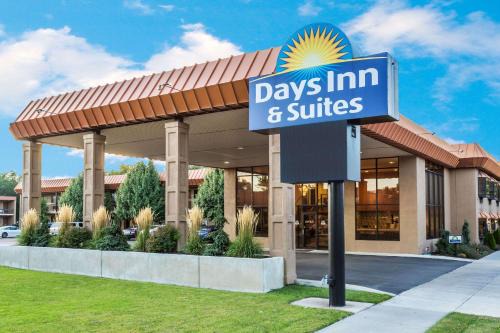 Logan Hotel | Pet-Friendly Days Inn & Suites with Oceanfront Views