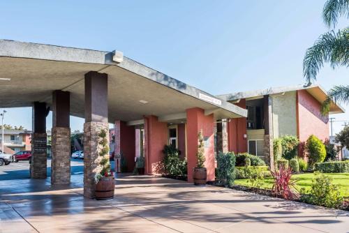 Lodi Hotel | Comfortable Days Inn & Suites with Oceanfront Views