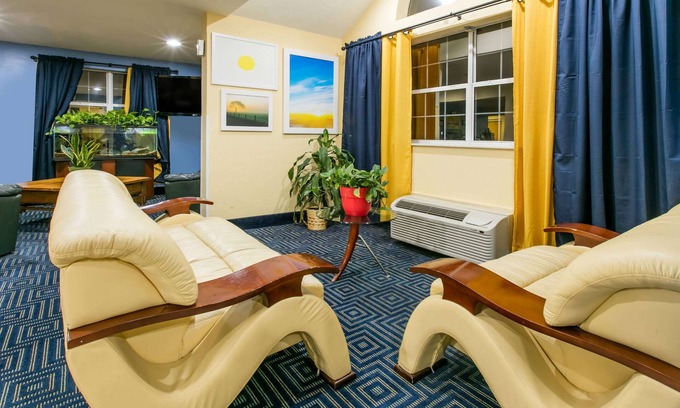Pryor Hotel | Relaxing Getaway at Days Inn & Suites by Wyndham Pryor