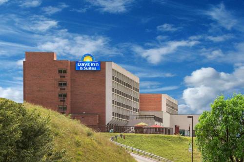 Sutton Hotel | Relax at Days Inn & Suites by Wyndham Sutton Flatwoods
