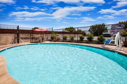 Antioch Hotel | Convenient Days Inn & Suites with Pool in Antioch