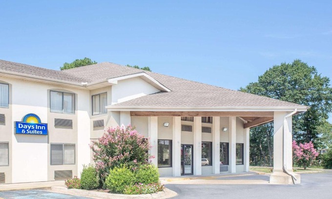 Brinkley Hotel | Pet-Friendly Retreat at Days Inn & Suites Brinkley