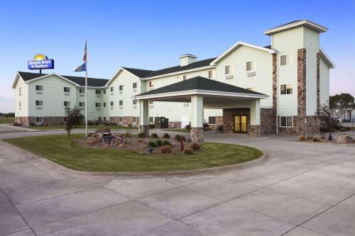 Columbus Hotel | Comfortable Days Inn & Suites with Family-Friendly Amenities