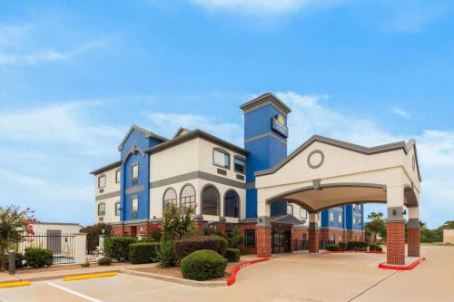 Barker Hotel | Oceanfront Days Inn & Suites: Family-Friendly Retreat
