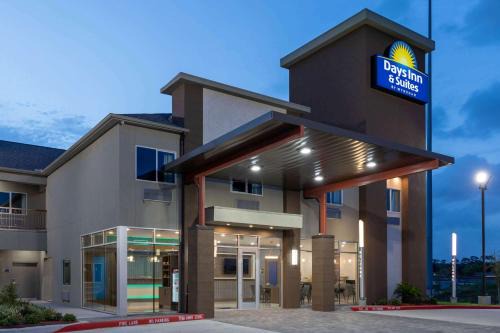 Greater East End Hotel | Discover Days Inn & Suites Near University of Houston