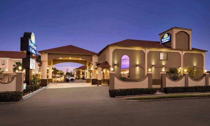 Southeast Houston Hotel | Discover Days Inn & Suites: Ideal Houston Airport Retreat