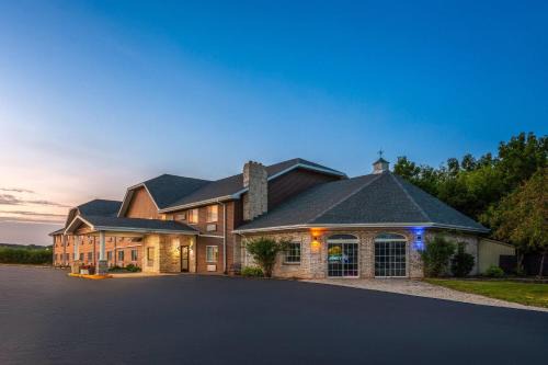 Kaukauna Hotel | Pet-Friendly Days Inn & Suites with Pool in Kaukauna
