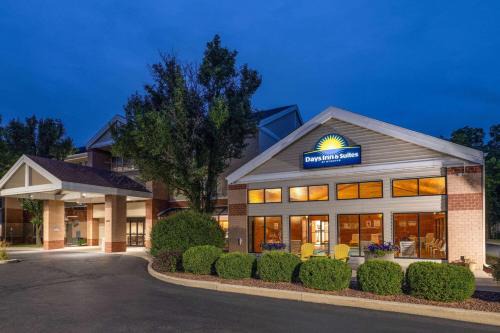 Monona Hotel | Pet-Friendly Days Inn & Suites with Oceanfront Views