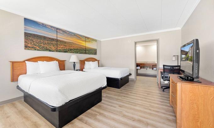 Roseville Hotel | Convenient Days Inn & Suites Near Detroit with Pool & Dining