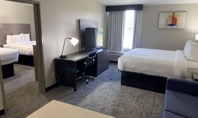 Tahlequah Hotel | Comfortable Days Inn & Suites with Family-Friendly Amenities
