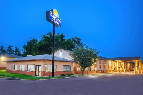 Waterloo Hotel | Discover Days Inn & Suites in Waterloo: Pet Friendly Escape