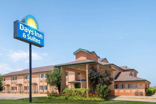 Wichita Hotel | Comfortable Stay at Days Inn & Suites by Wyndham Wichita