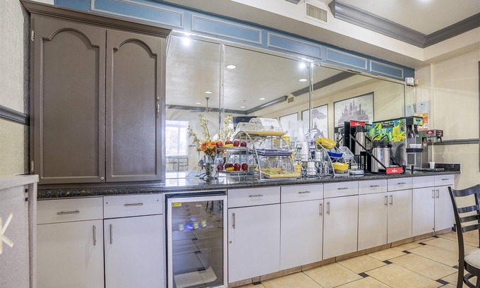 Webster Hotel | Convenient Stay at Days Inn & Suites Near NASA-ClearLake
