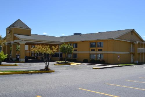 Greensboro Hotel | Eco-Friendly Dayspring Extended Stay with Breakfast & Hot Tub