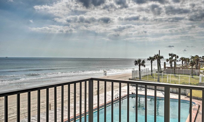 Daytona Beach Apartment | Cozy Daytona Beach Studio: Pool Access & Ocean Views!