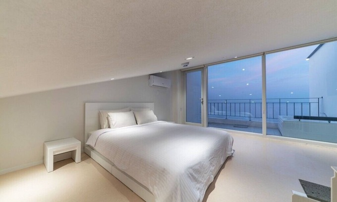 Pohang Villa | Daytona Pool Villa: Family-Friendly Retreat with Breakfast