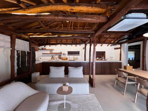 Hallim Villa | Beautiful Oceanfront Getaway at Dazayo Gosan Dodle House