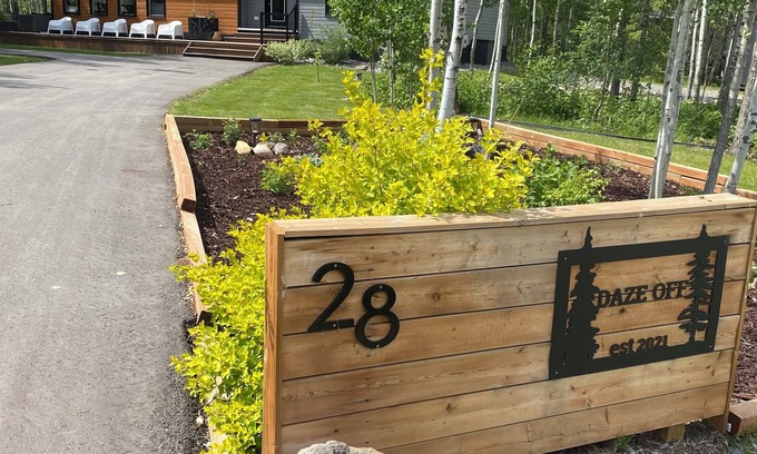 Westerose Cabin | Pet-Friendly Modern Cabin at Pigeon Lake - Rated 10/10