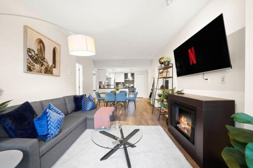 Crosstown House | Prime Condo Near Stadium with Free Parking & Family-Friendly