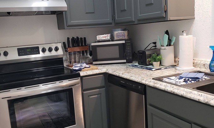 Joplin Condo | Cozy Retreat with Spa and Hot Tub in Prime Location