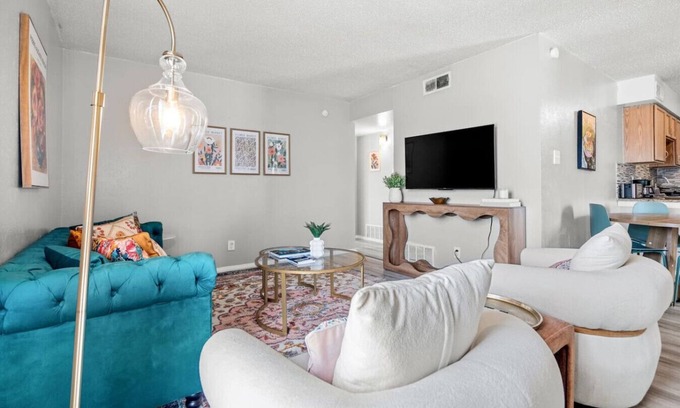 Garland Apartment | Dazzling & Stylish Extended Stay Apt w/Grill