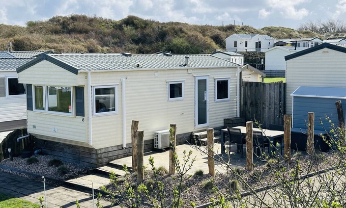 IJmuiden Ski Chalet | Relaxing Oceanfront Stay at DD 45 - Camping de Duindoorn