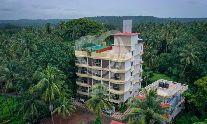Calangute Hotel | De Alcazar Calangute: Oceanfront Getaway with Pool