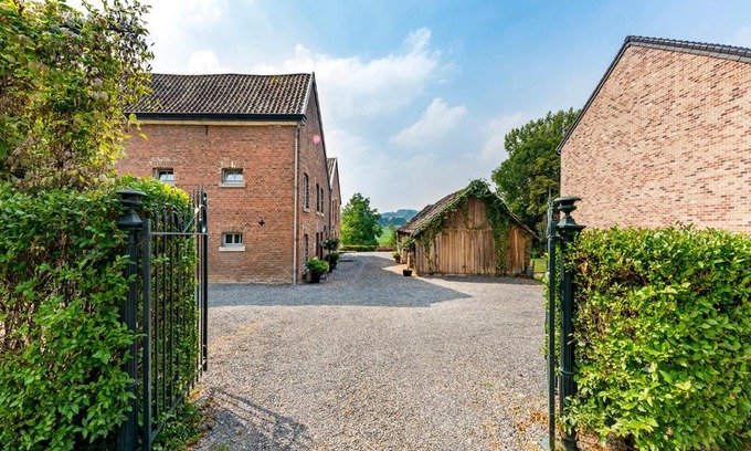 Voeren House | Discover De Appelgaard: Pet-Friendly with Family Amenities