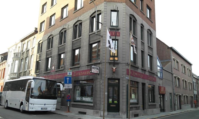 Krottegem Hotel | Pet-Friendly Stays at De Bonte Os Hotel & Tower