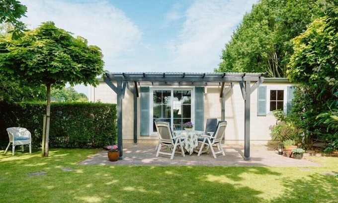 Goedereede Ski Chalet | Cozy De Goede Ree 13 Chalet by the North Sea with Pool