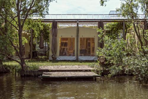 Lutjebroek Other | Family-Friendly De Groote Wijzend with Hot Tub & Kitchen