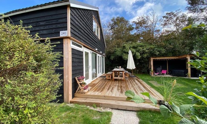 Julianadorp aan zee House | Pet-Friendly Retreat at De Keizerskroon 240, Rated 7.8