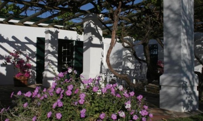 Graaff-Reinet Apartment | Explore De Kothuize 166: Rated 9/10 & Pet-Friendly Stay