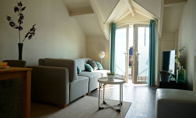 Huisduinen Apartment | Guest Rated 10/10: De Kust - Oceanfront Retreat with Pool