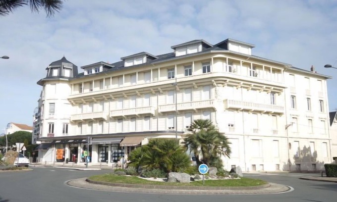 Pontaillac Apartment | Oceanfront Retreat at de la Plage et d'Angleterre
