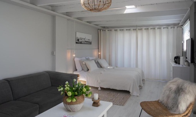 Lent Bed & Breakfast | Relaxing Retreat at De Lentehof with Pool & Hot Tub