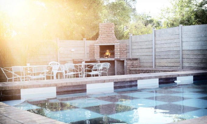 Upington House | Discover De Nachtuilen Guesthouse with Pool & Breakfast