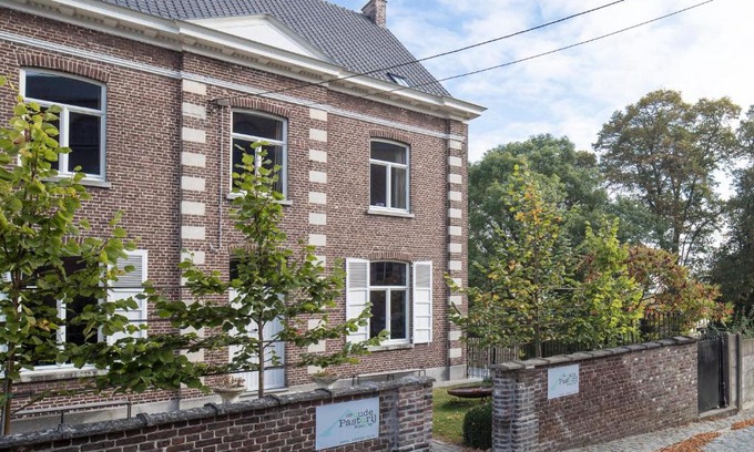 Etikhove House | Discover De Oude Pastorij: Family-Friendly Retreat with Pool