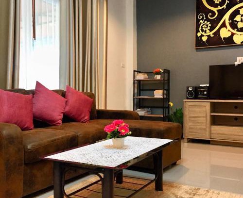 Ranong House | Discover De Rae Nong: Family-Friendly with Great Amenities