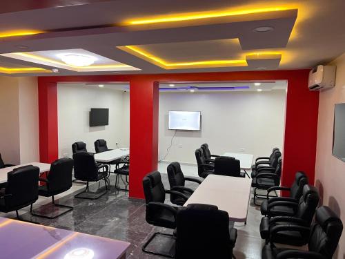 Surulere Hotel | Discover De Rigg Place in Surulere: Pool & Breakfast Included