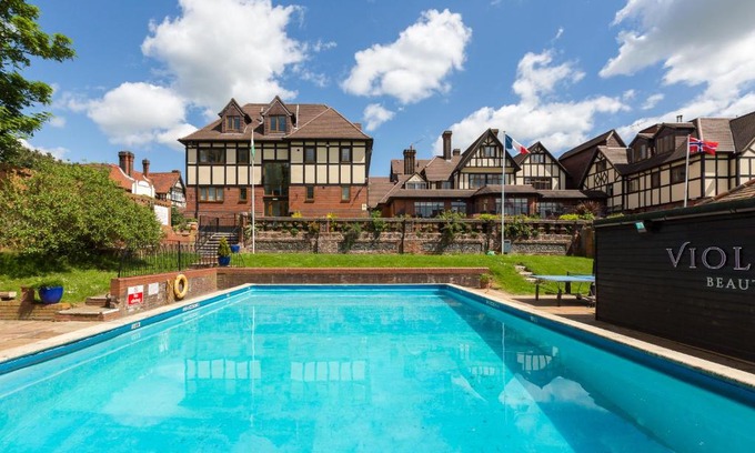 Warley Hotel | Elegant De Rougemont Manor: Pool, Restaurant & Family Fun